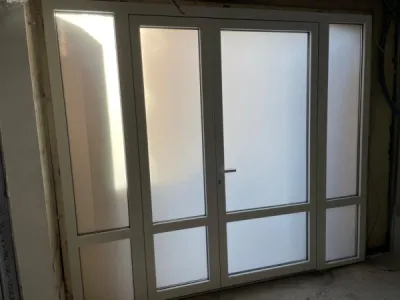 Pose d’une porte d’entrée vitrée en aluminium avec vitrage dépoli pour local à Muret