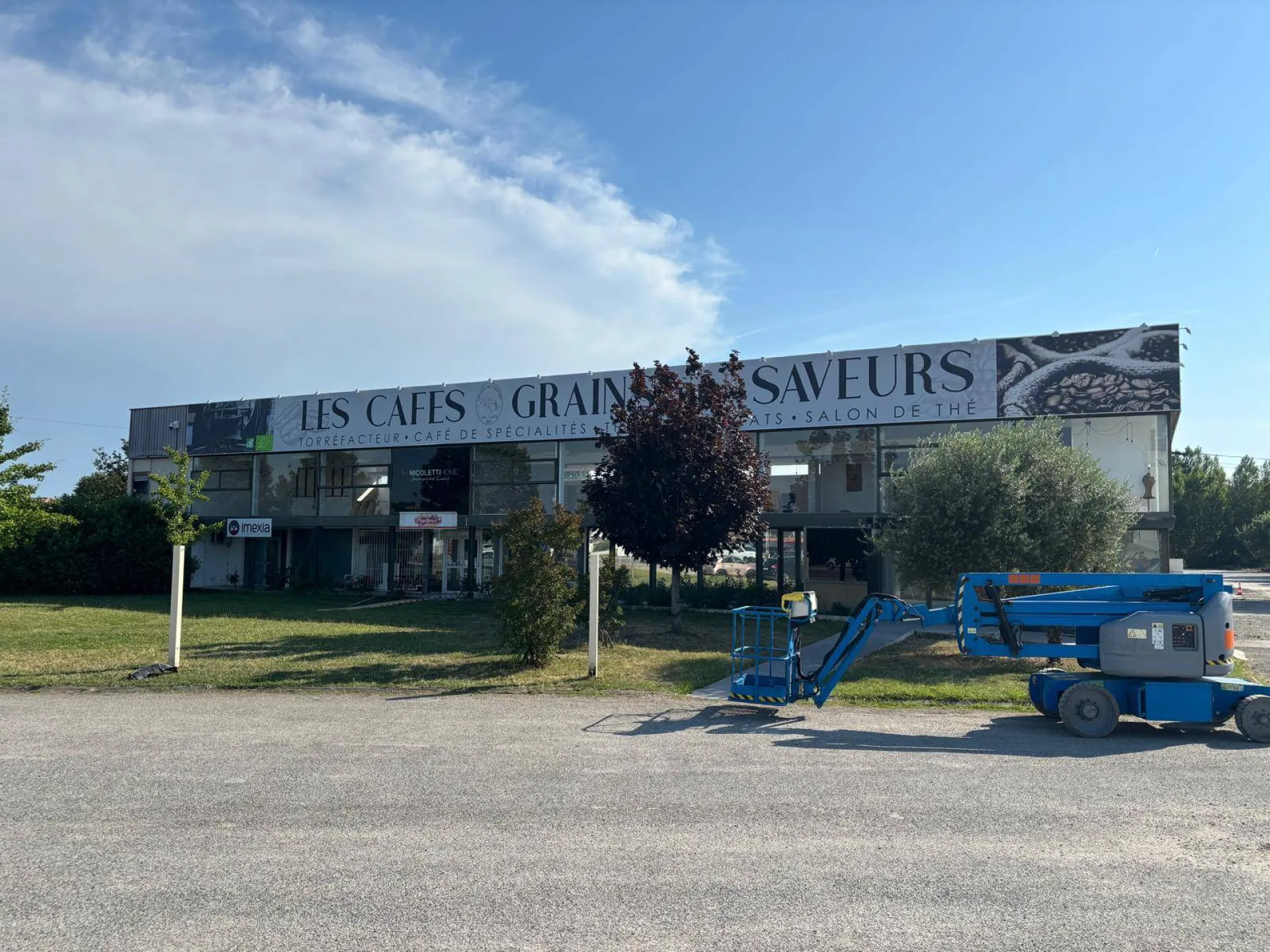 Installation de l'enseigne bâche tendue par des professionnels