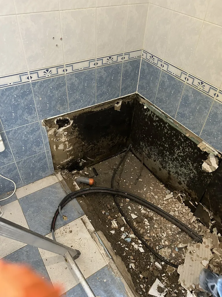 Dégât des eaux et infiltration dans la salle de bain nécessitant une rénovation complète à Villefranche-sur-Saône