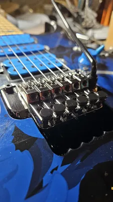 Réglage Floyd Rose sur guitare électrique à Sète en Occitanie 