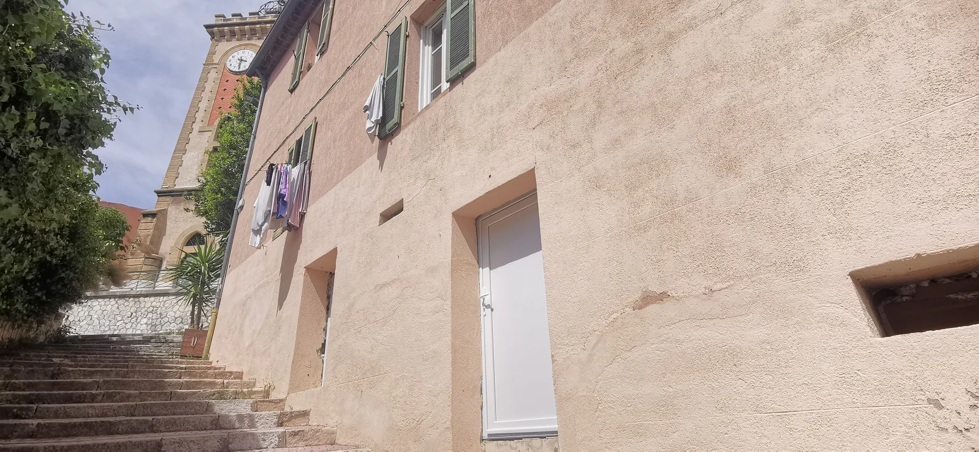 A vendred type 2 situé au RDC d'un immeuble du centre historique d'Aubagne