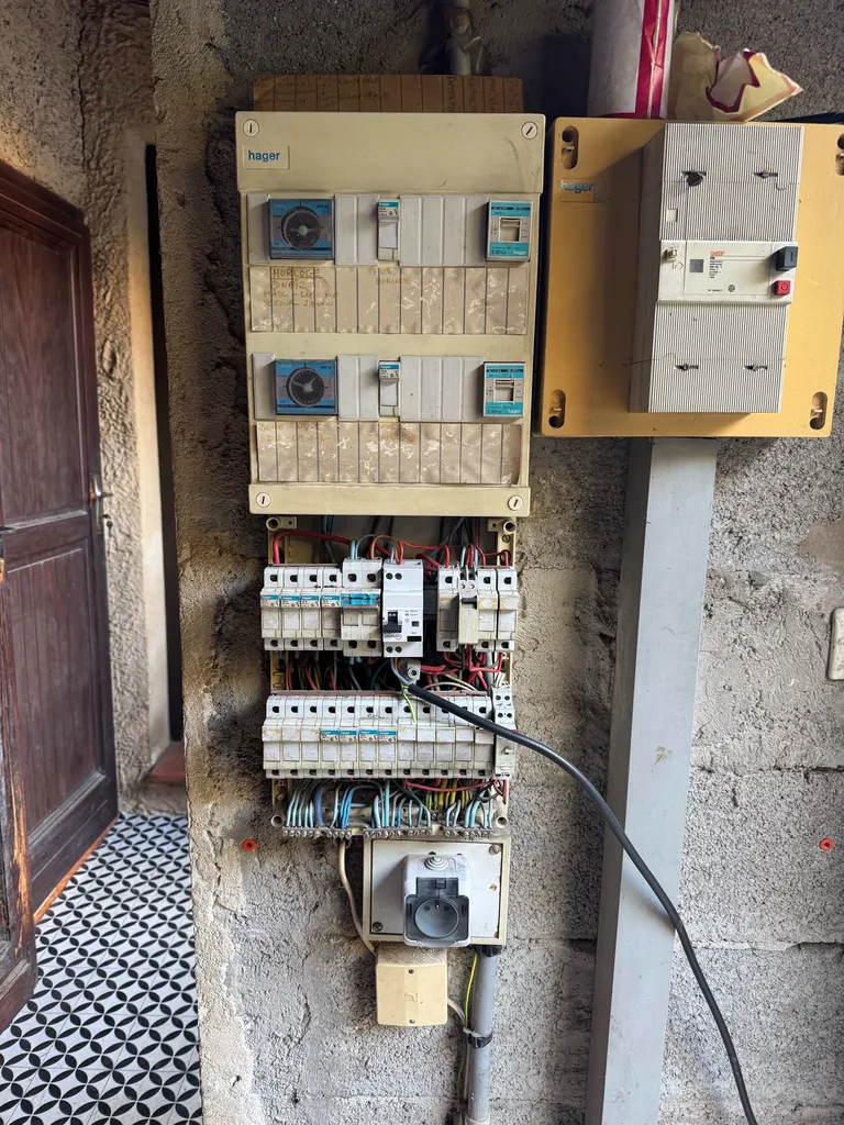 Remplacement d’un Coffret Électrique Legrand : Sécurité, Fiabilité et Mise aux Normes à Masreille 12 Eme bois luzy 