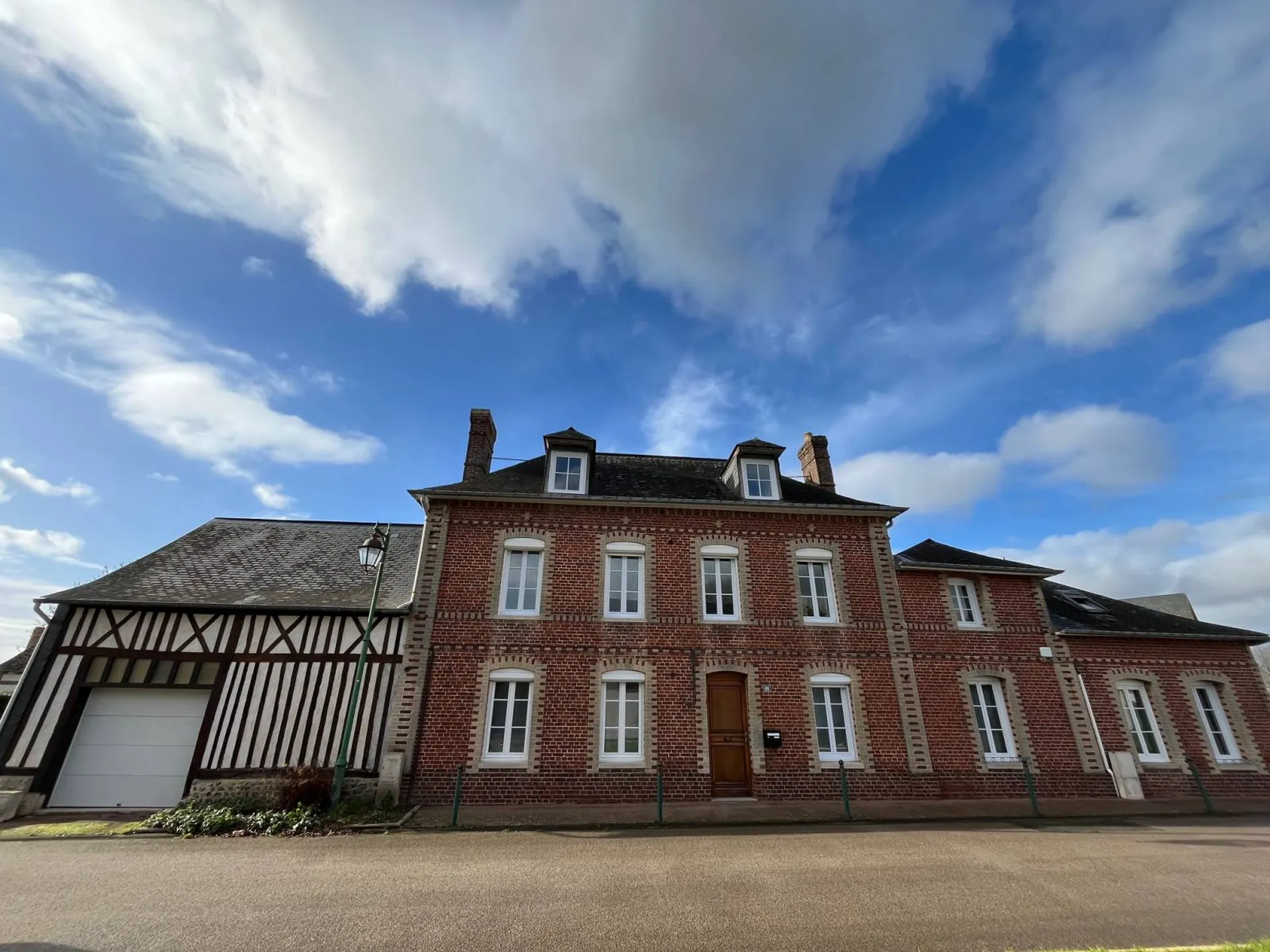 Maison de caractère, à vendre, offrant de beaux volumes, située à Betteville