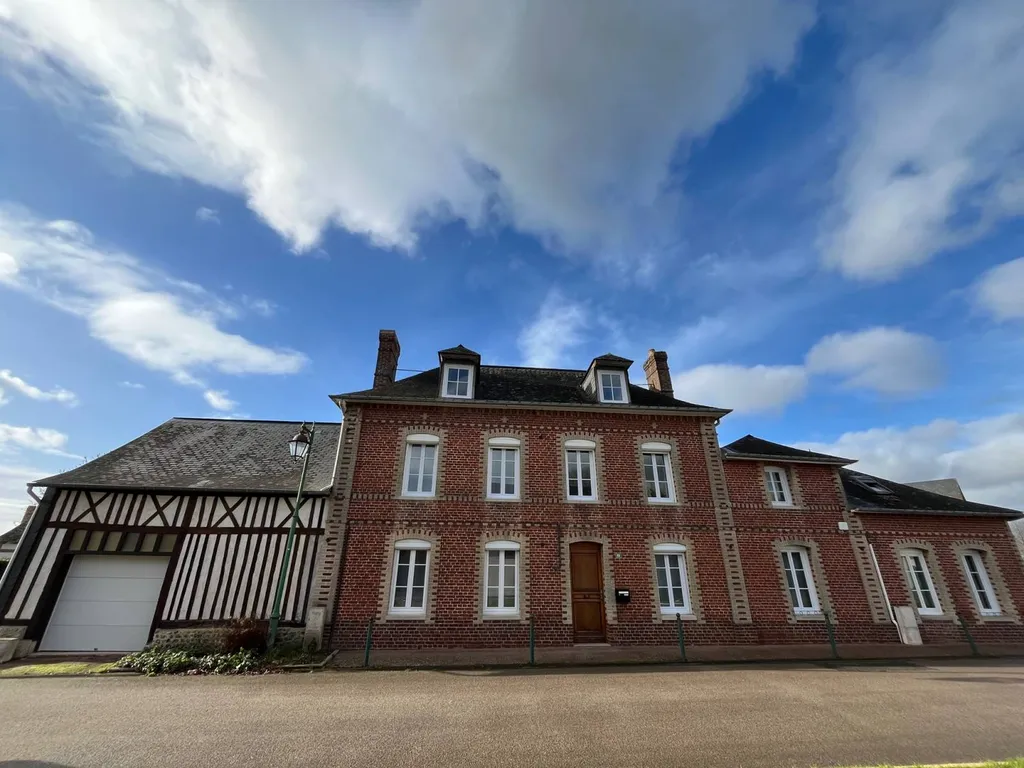 Maison de caractère, à vendre, offrant de beaux volumes, située à Betteville
