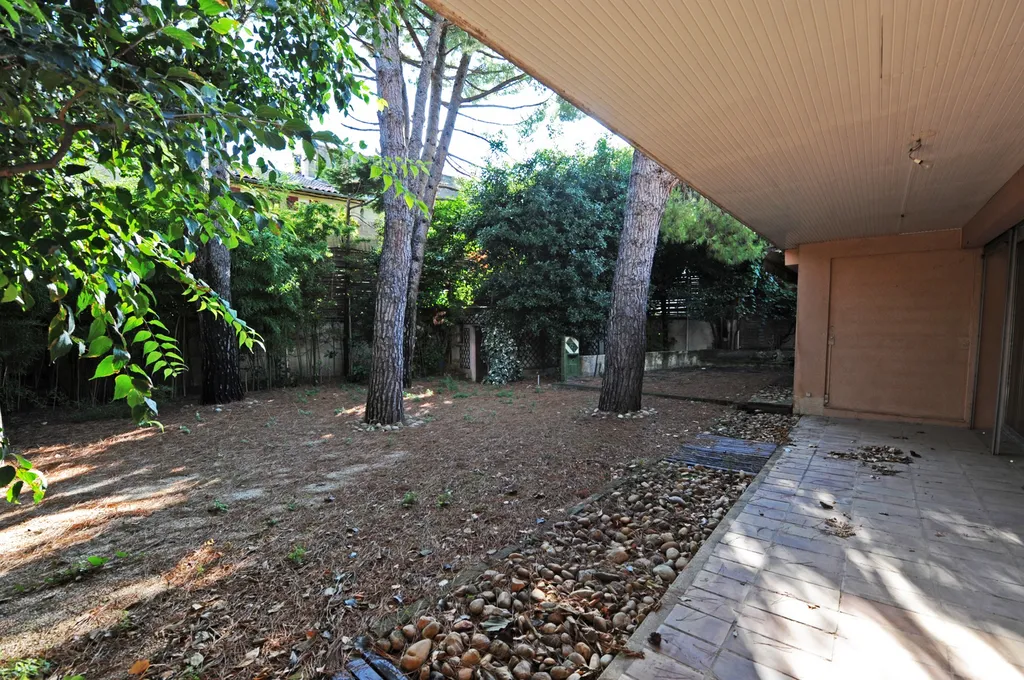Avignon intra muros, villa avec dépendance et garages sur jardin   