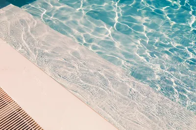 Installation électrolyseur piscine sur la Côte Bleue Aquadis Piscine Zodiac Astral Bayrol Innowater Hayward Fusion Akeron remplacement entretien
