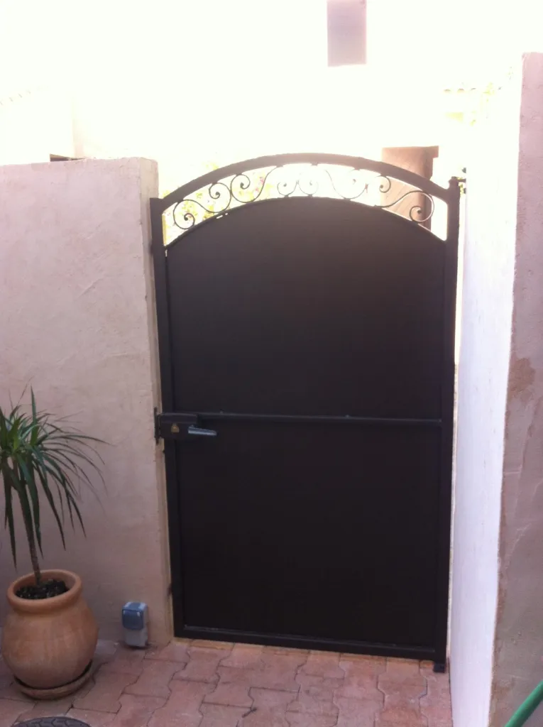PORTE METALLIQUE AVEC VOLUTES AIX EN PROVENCE