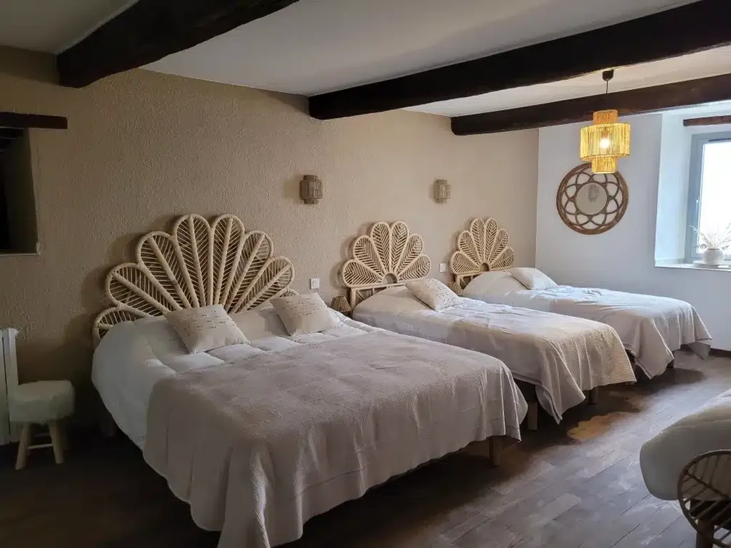 Réserver une chambre avec lit queen size de 160cm et 2 lits de 90cm pour 4 personnes près de Manosque