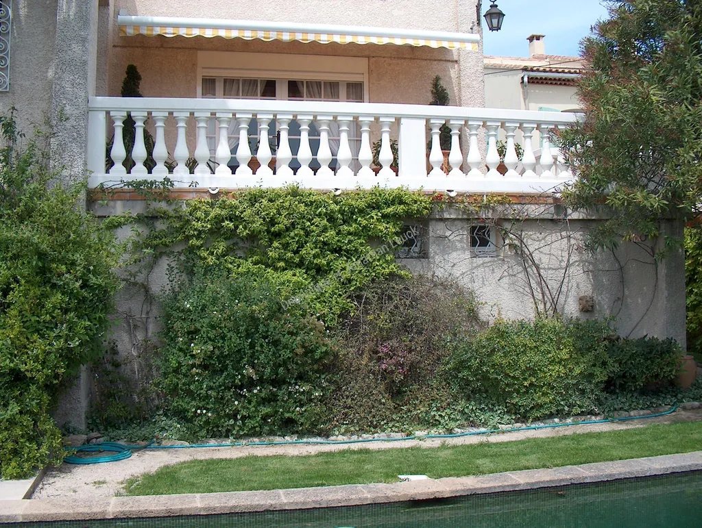Balustrade en pierre blanche d'Estaillades
