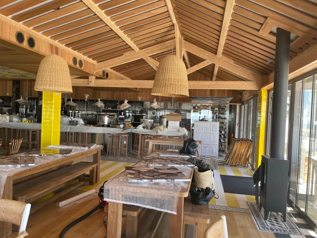 Rénovation en bois de l'intérieur du restaurant La co(o)rniche à Pyla sur Mer
