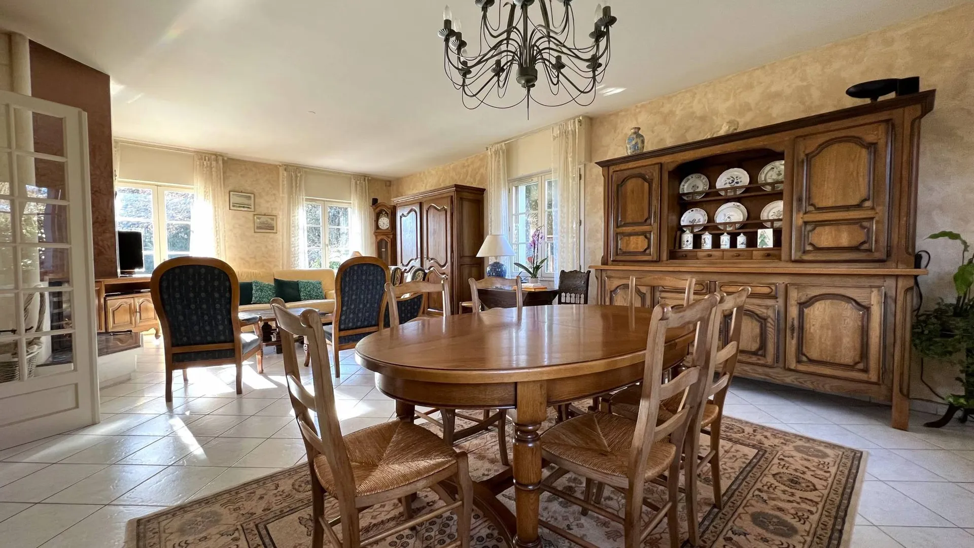 Un magnifique salon/séjour lumineux avec sa cheminée insert