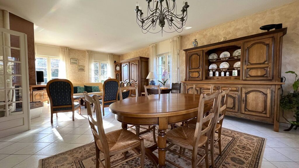 Un magnifique salon/séjour lumineux avec sa cheminée insert