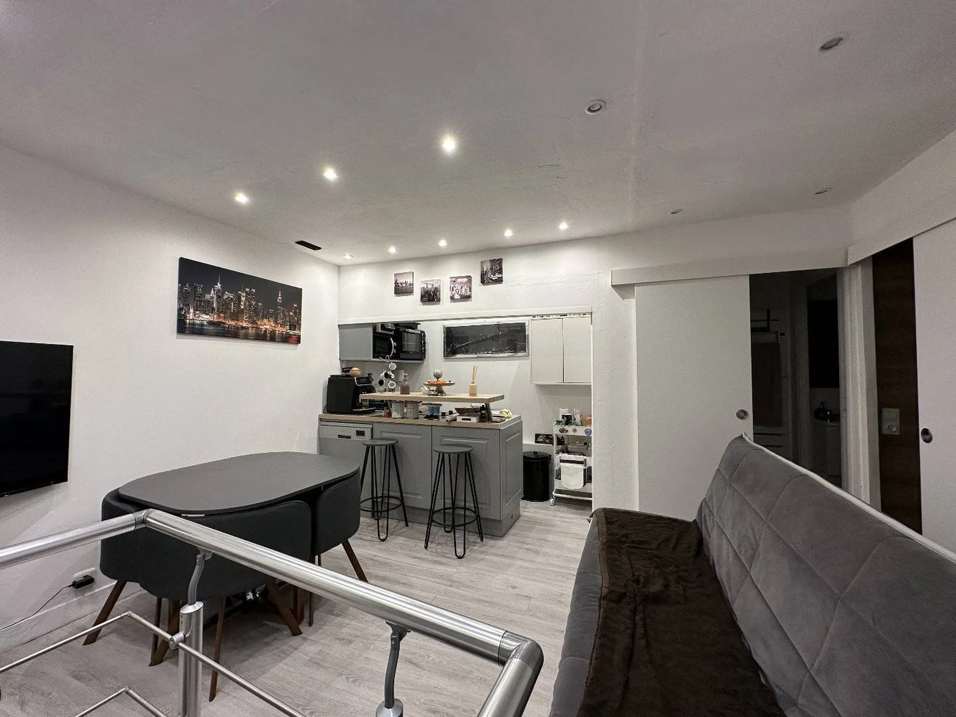 Vends appartement offrant une superficie de 25,22m2 loi Carrez, et 43m2 de surface utile.