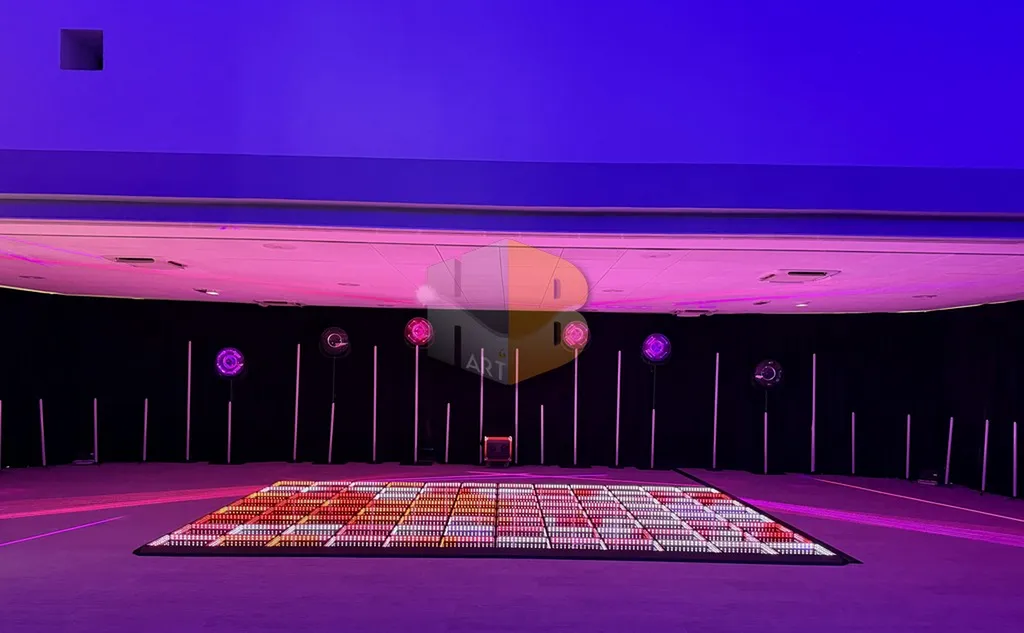 Lancement de véhicule à Marseille sur podium lumineux effet miroir
