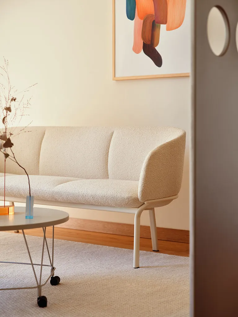 Canapé Gracie professionnel pour bureaux et espaces lounge en région PACA. Design, ergonomie, normes et confort pro.