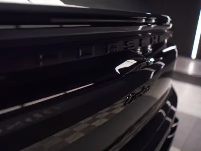 Un travail de précision réalisé par des techniciens certifiés XPEL pour garantir une finition haut de gamme sur le Porsche Macan E 2025