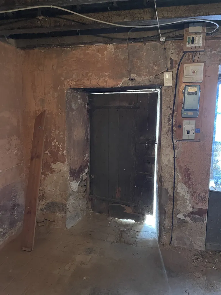 Porte d’entrée vue de l’intérieur avant remplacement avec sensation de froid et déperditions thermiques importantes