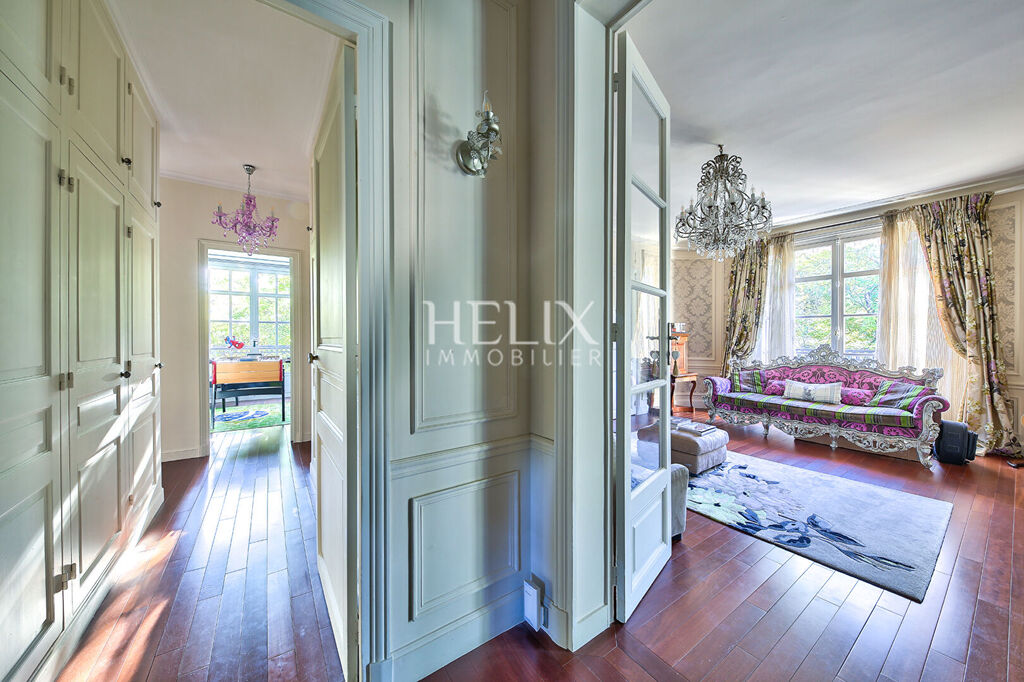 Dans un immeuble de standing au  Vésinet très bel appartement traversant