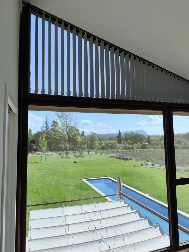 POSE DE STORES ENROULEURS et BANDES VERTICALES SOLAIRES POUR SALLE DE BAIN ET CHAMBRES PARTICULIER AIX EN PROVENCE 