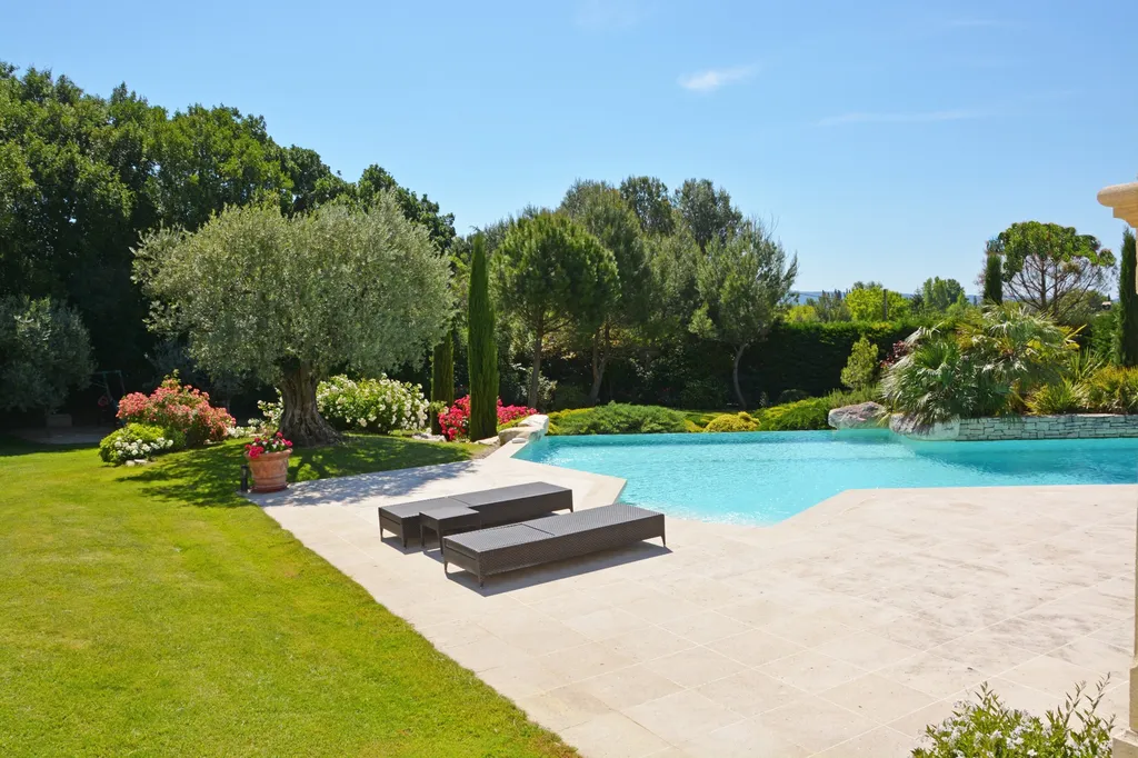 Carpentras : propriété de ville à 2 pas des commerces   