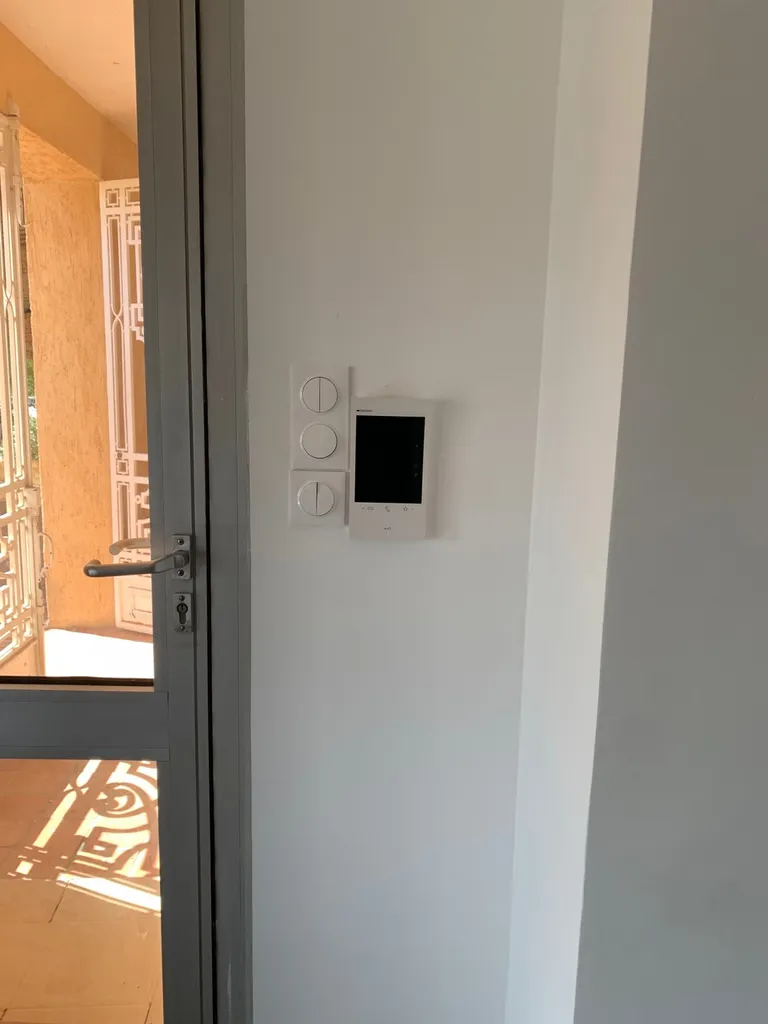 Installation visiophone connecté Legrand BTicino EOS 300 sur Roquevaire