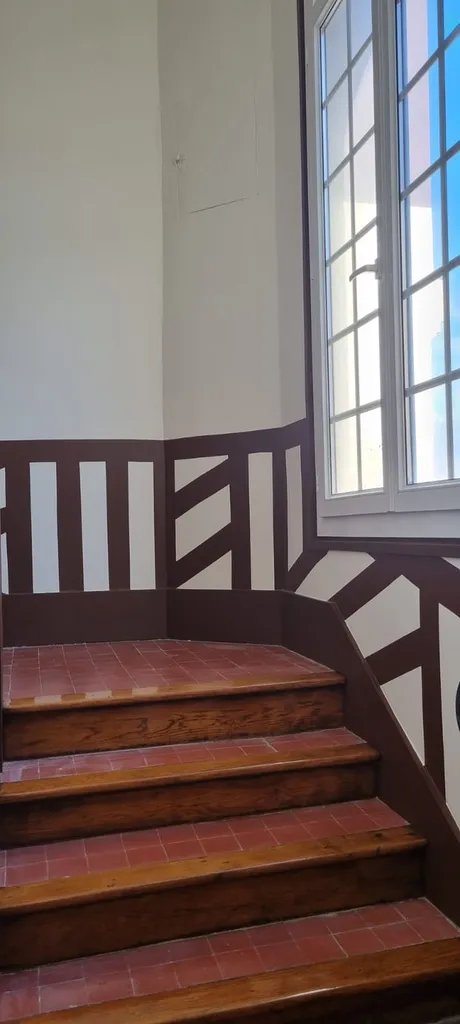 Rénovation d'une cage d'escalier en toile de verre, peinture de poutres et colombages entre TROUVILLE SUR MER et DEAUVILLE