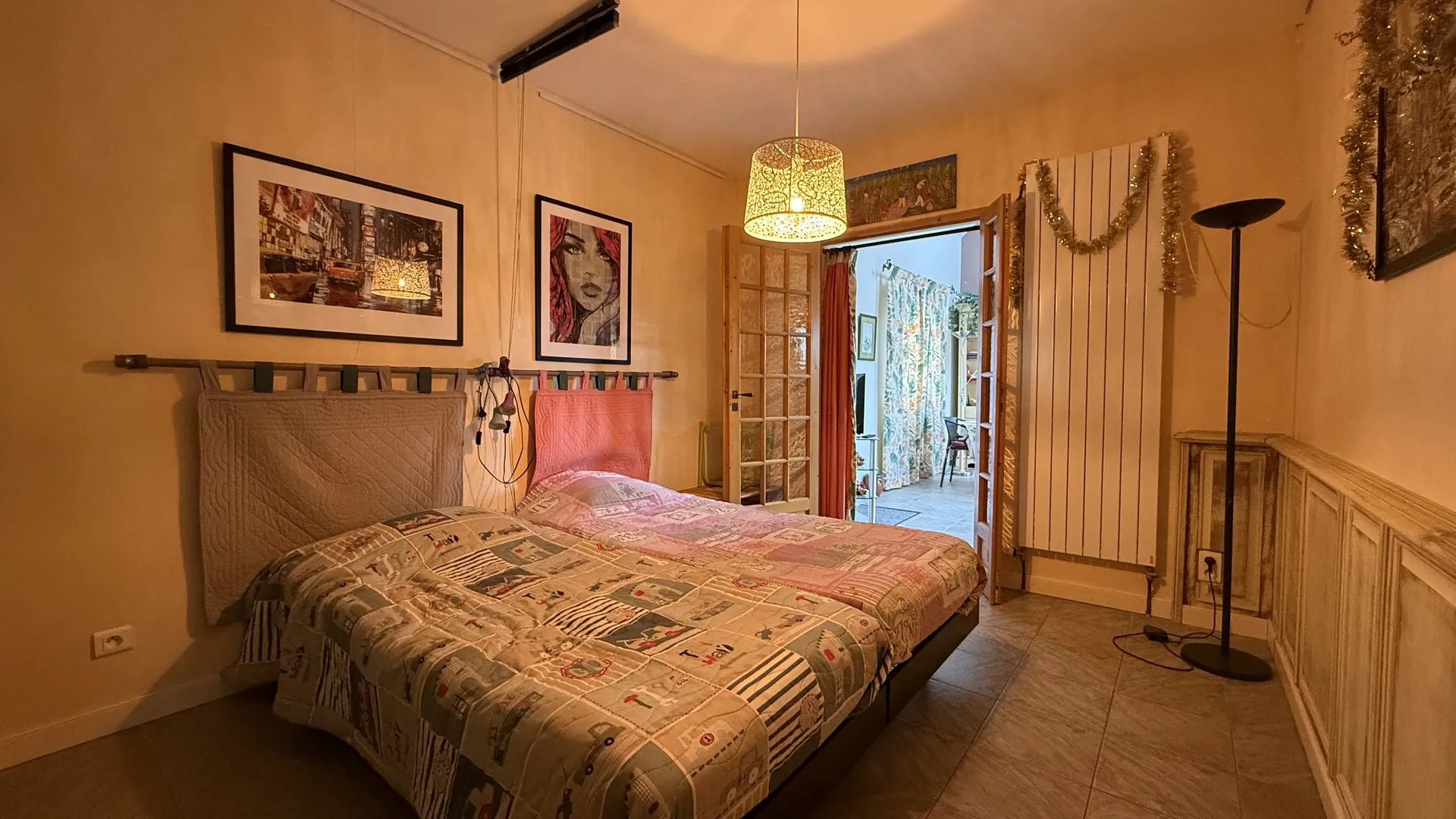 Maison à vendre avec cave et garage motorisé offrant stationnement et espaces de rangement.