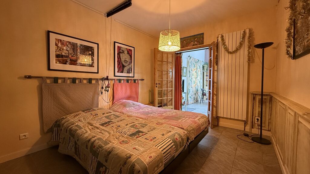 Maison à vendre avec cave et garage motorisé offrant stationnement et espaces de rangement.