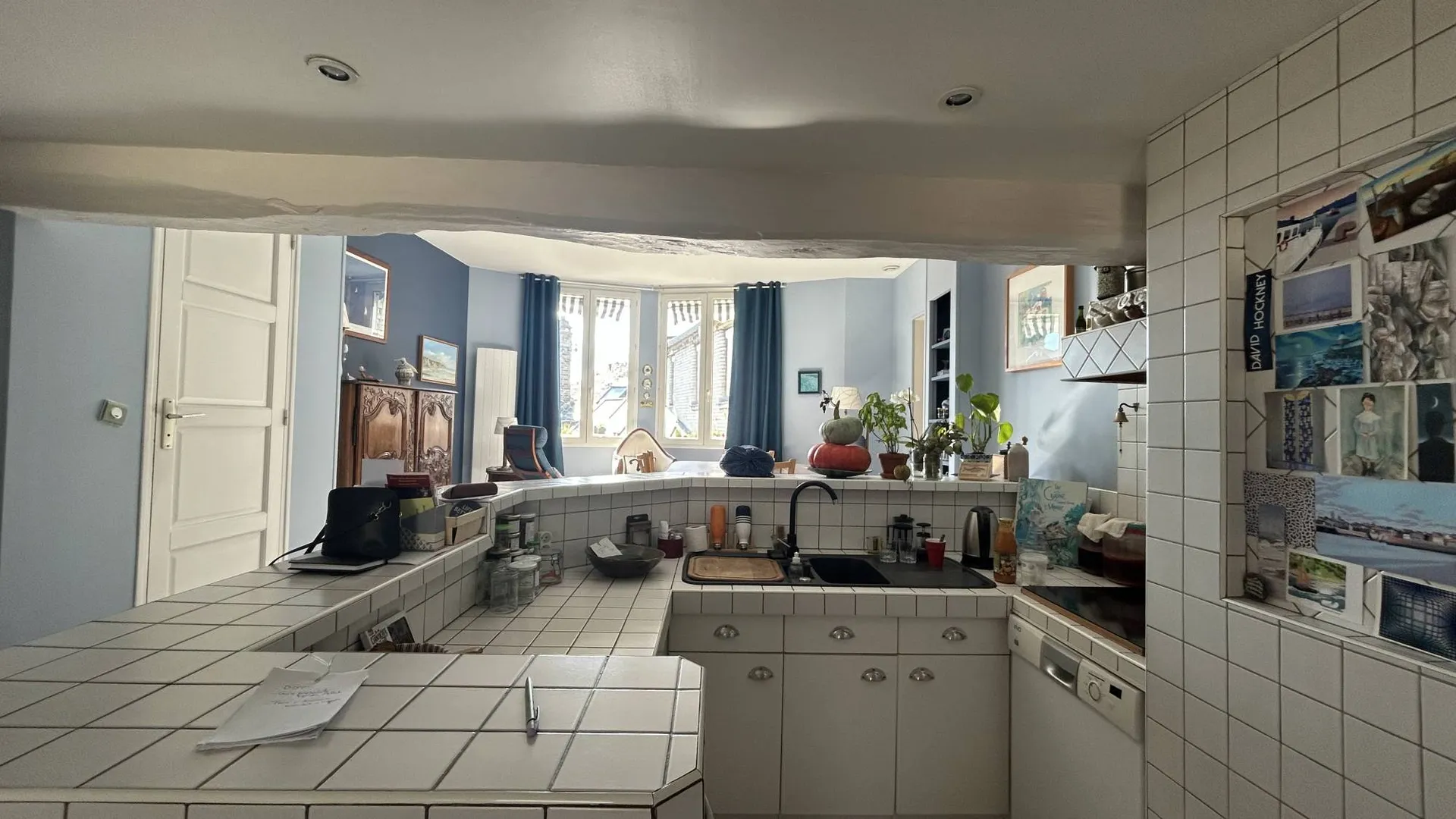 Vends appartement lumineux de 105,69 m², séjour ouvert, cheminée et lingerie, idéal pour famille.