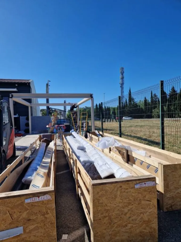 Notre pergola bioclimatique Camargue RENSON au sein du showroom ROSSI