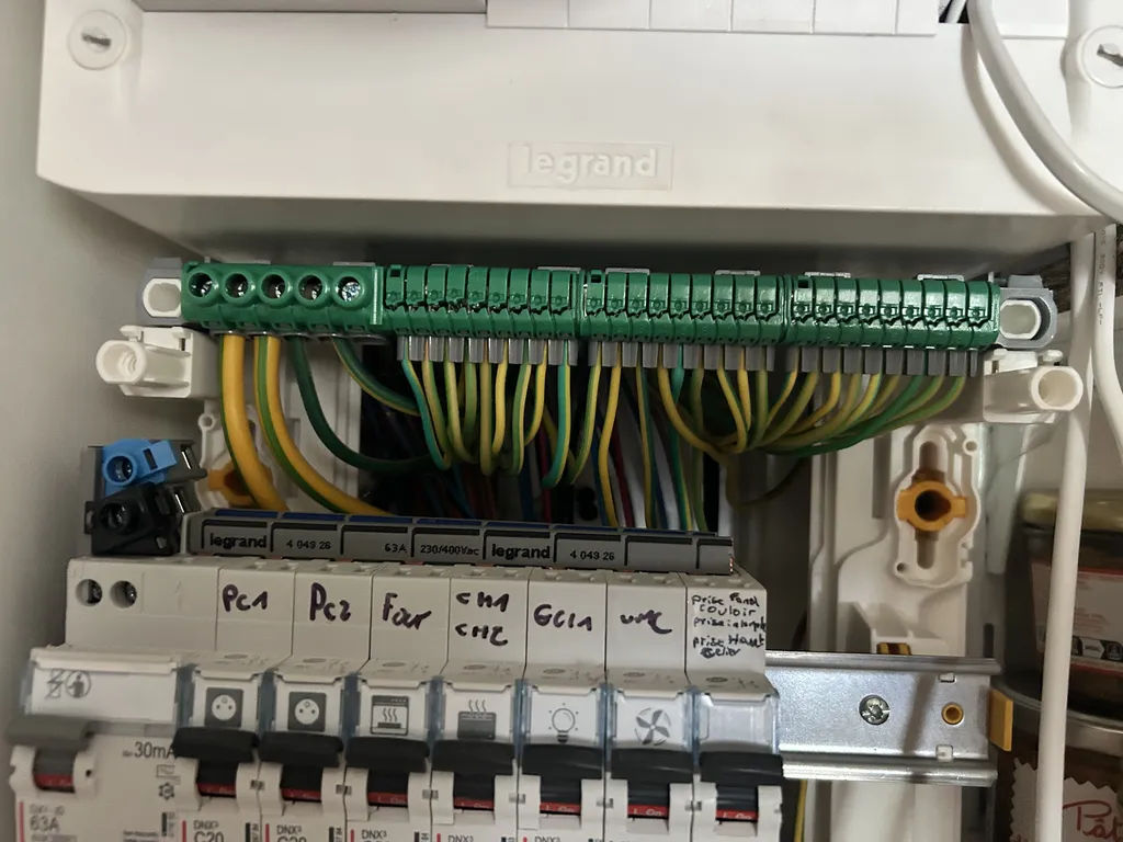 À Talence 33400 audit technique électrique et diagnostic de puissance avant l'installation de borne de recharge pour garantir la conformité de votre système domestique.