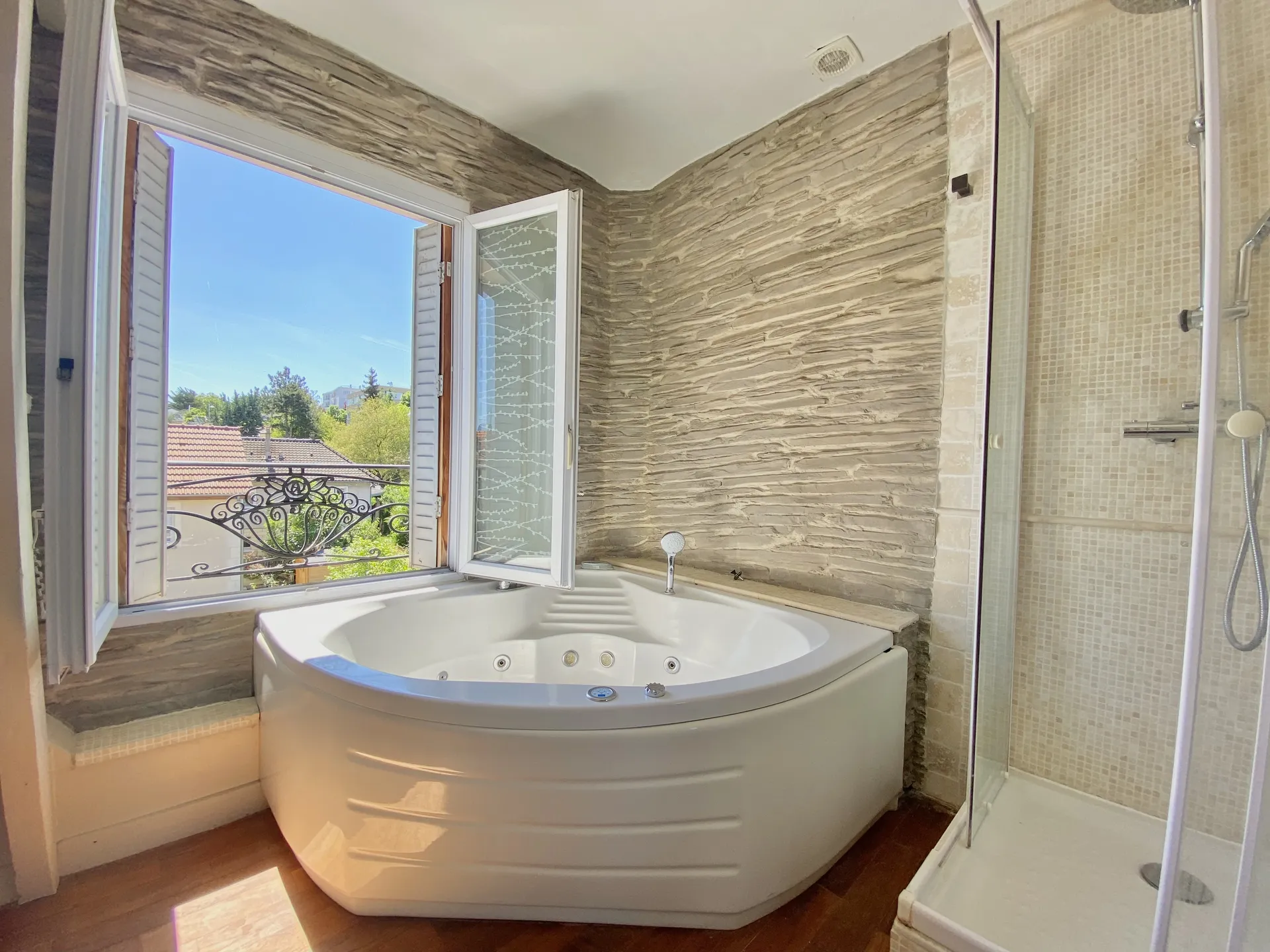 Salle de bains avec douche