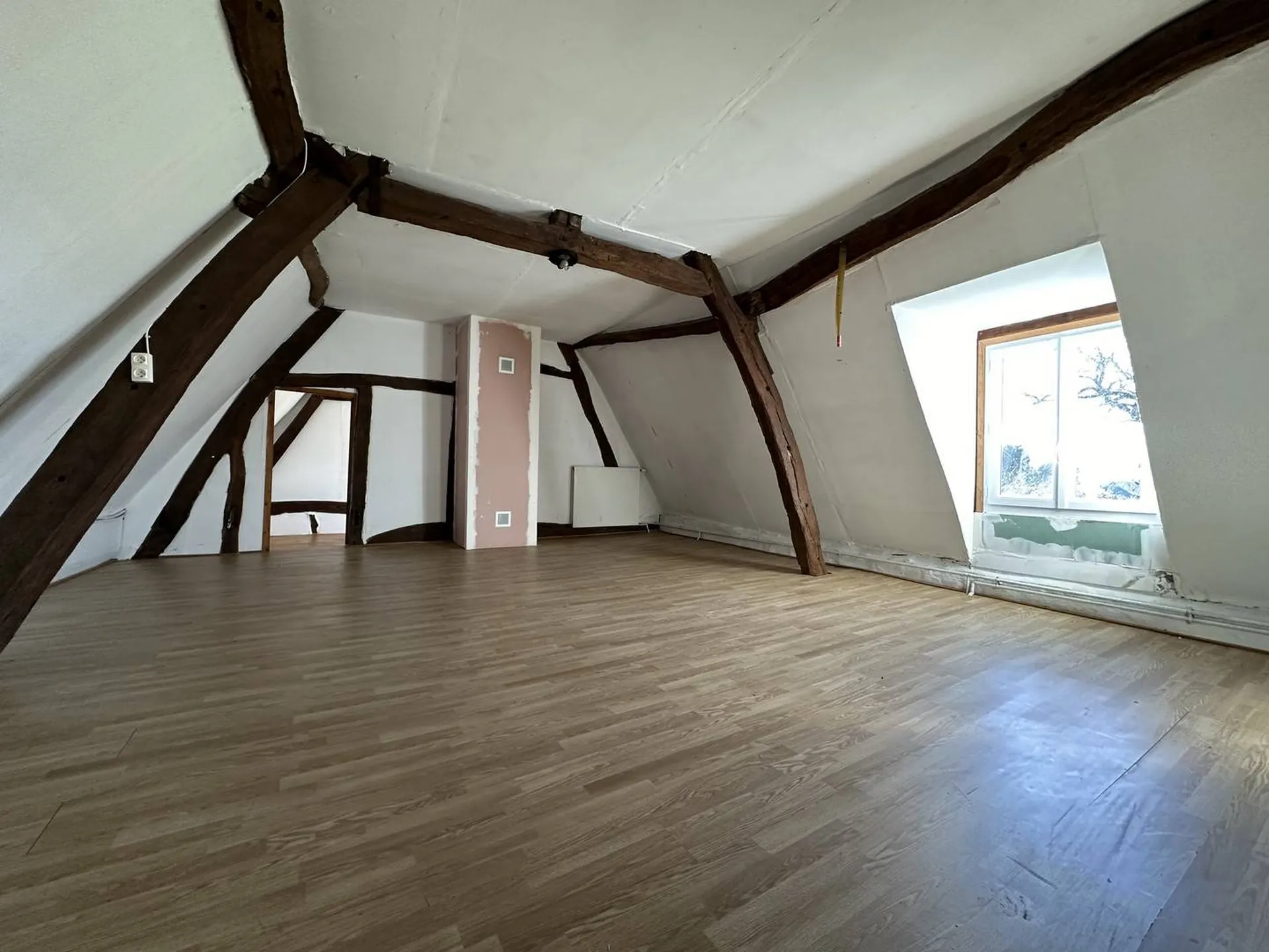 Longère d'un ancien corps de ferme du 19ème siècle, de 167,21 m² sur son terrain de 3 382 m² clos et arboré, à proximité de la commune de Saint-Saëns, 76.