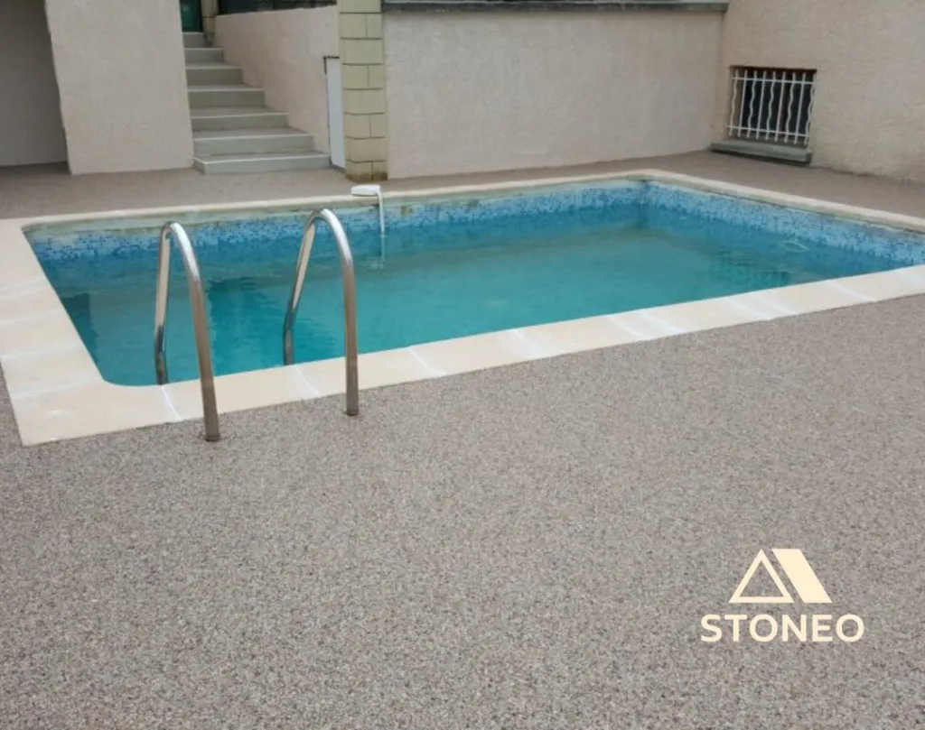 Valorisez votre mini-piscine avec une plage ou une terrasse en moquette de pierre. STONEO, création d'espaces extérieurs à base de granulat de marbre et de résine à Romans sur Isère, Génissieux, Mours Saint Eusèbe et partout dans le 26, 07 et 38