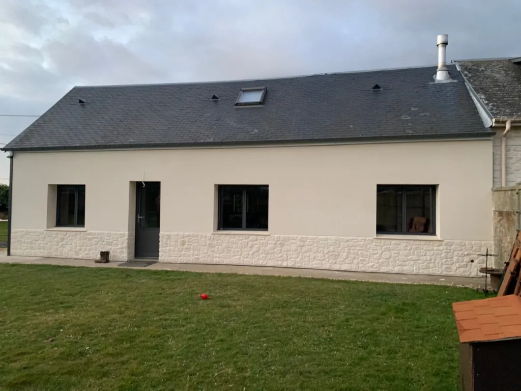 Ravalement projeté avec enduit à la chaux aérienne par une entreprise locale certifiée RGE Eco-artisan sur Epouville proche Montivilliers (76)