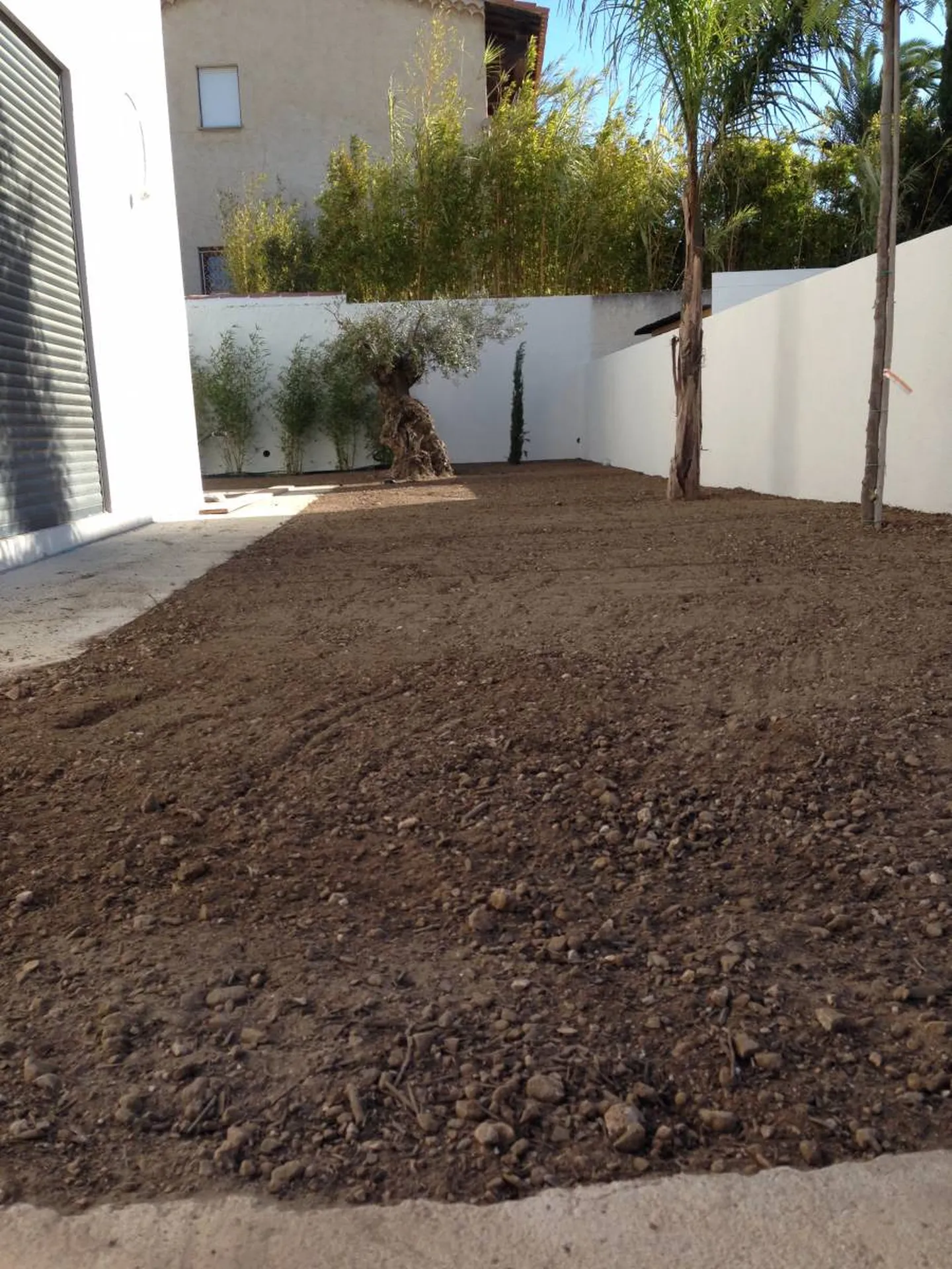 Préparation des sols pour végétalisation et mise en place d'un arrosage automatique dans un jardin à Carry le Rouet