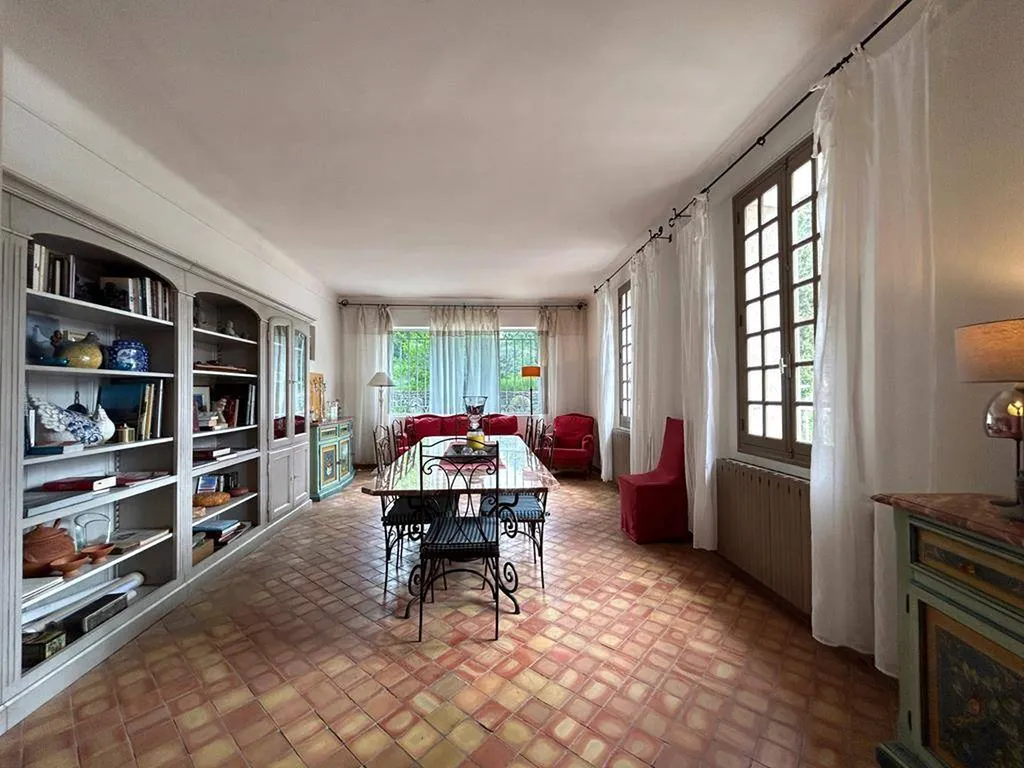 Mormoiron - Domaine viticole, oléicole, 3 gites avec piscine au pied du Mont-Ventoux.