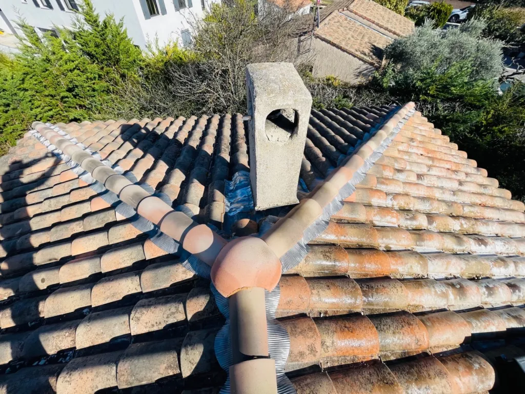 Rénovation d’une toiture de maison sur Faîtage et nettoyage de tuiles sur Fuveau 13710 près de Aix en Provence.