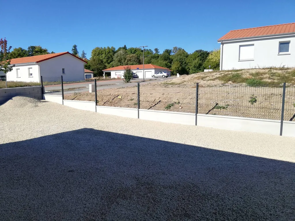 Installation de clôture rigide sur muret pour jardin à Renaison