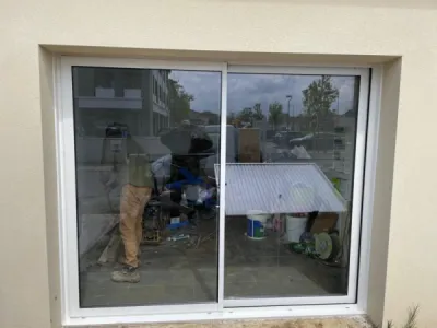 Installation d’une baie vitrée coulissante en aluminium blanc pour construction neuve à Muret