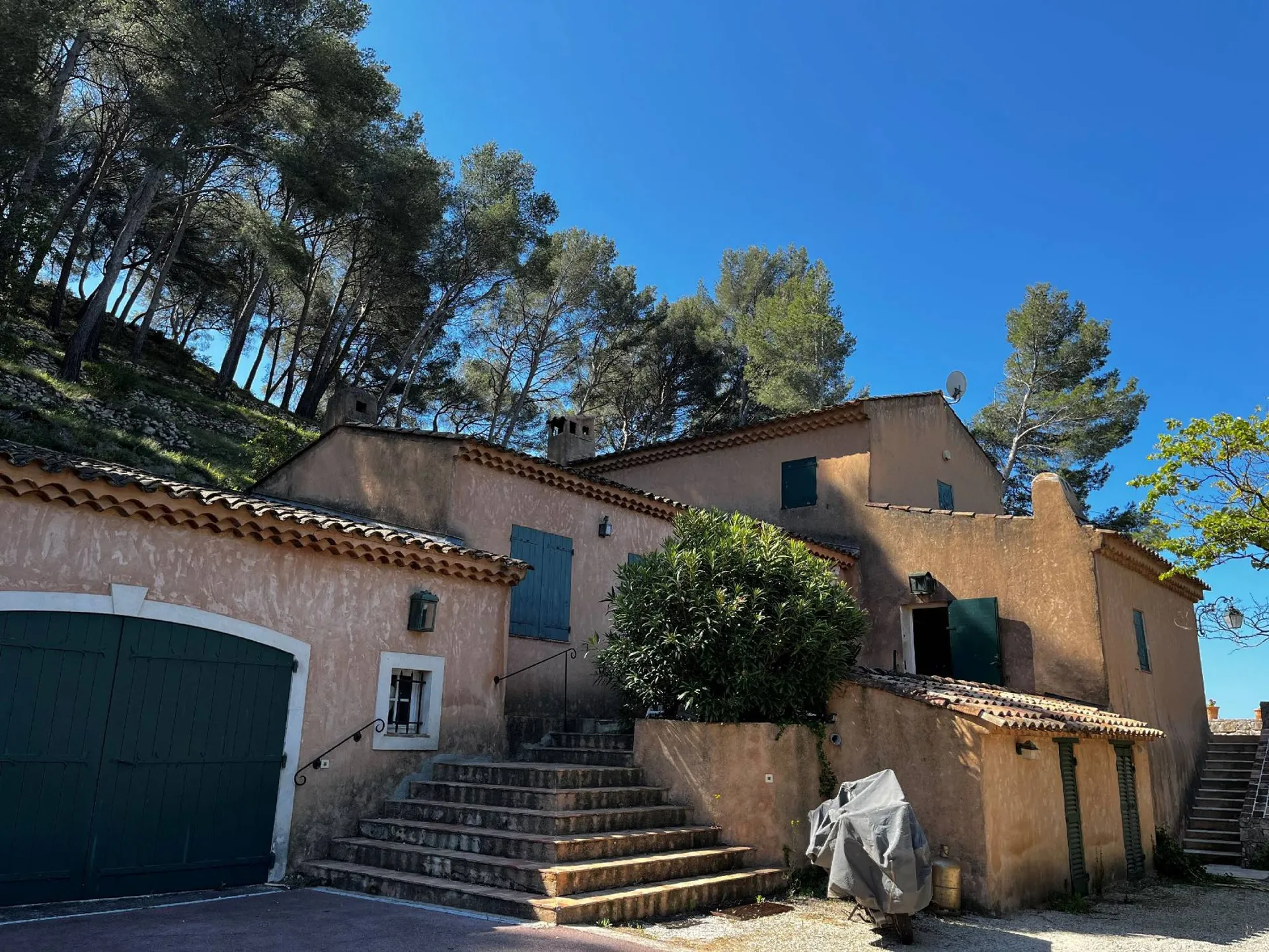 Cassis dans les vignes - Mas provençal avec piscine bénéficiant d'une vue campagne exceptionnelle   