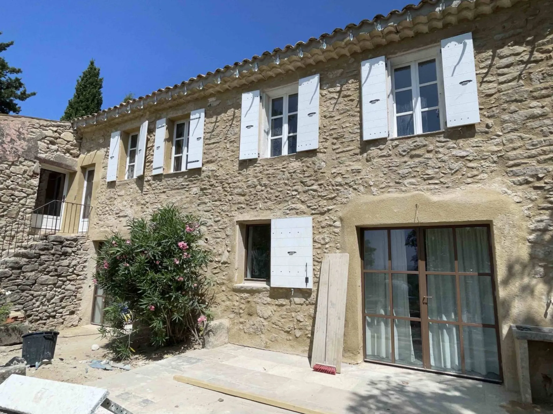 Restauration en cours d'un mas provencal 