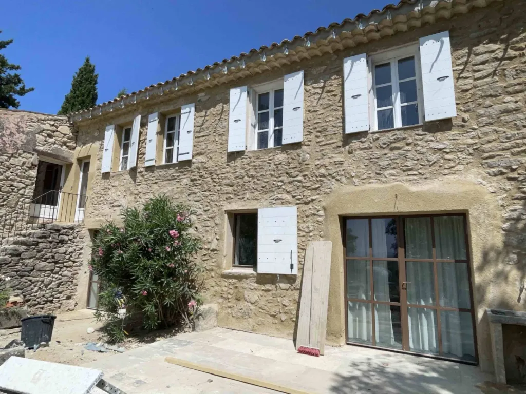 Restauration en cours d'un mas provencal 