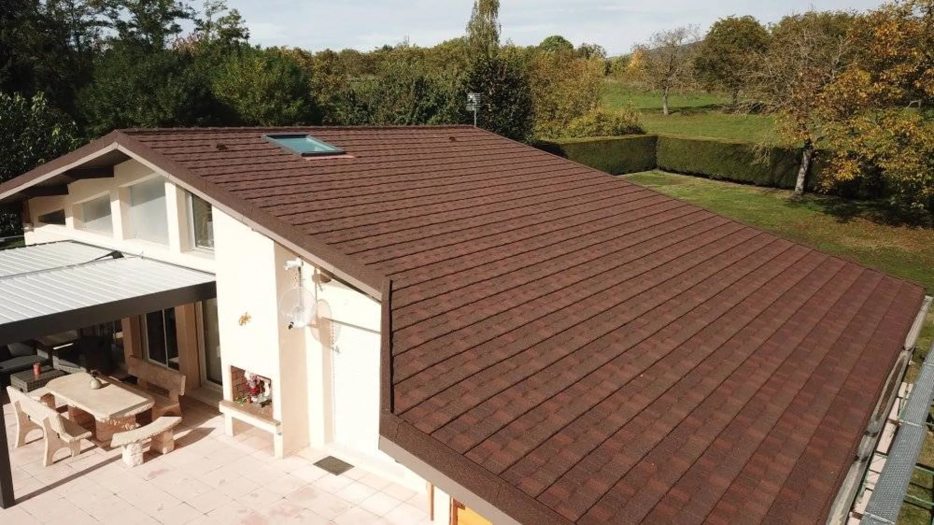 Grande maison en Isère rénovée en tuiles métalliques GERARD SENATOR dans la couleur BARK