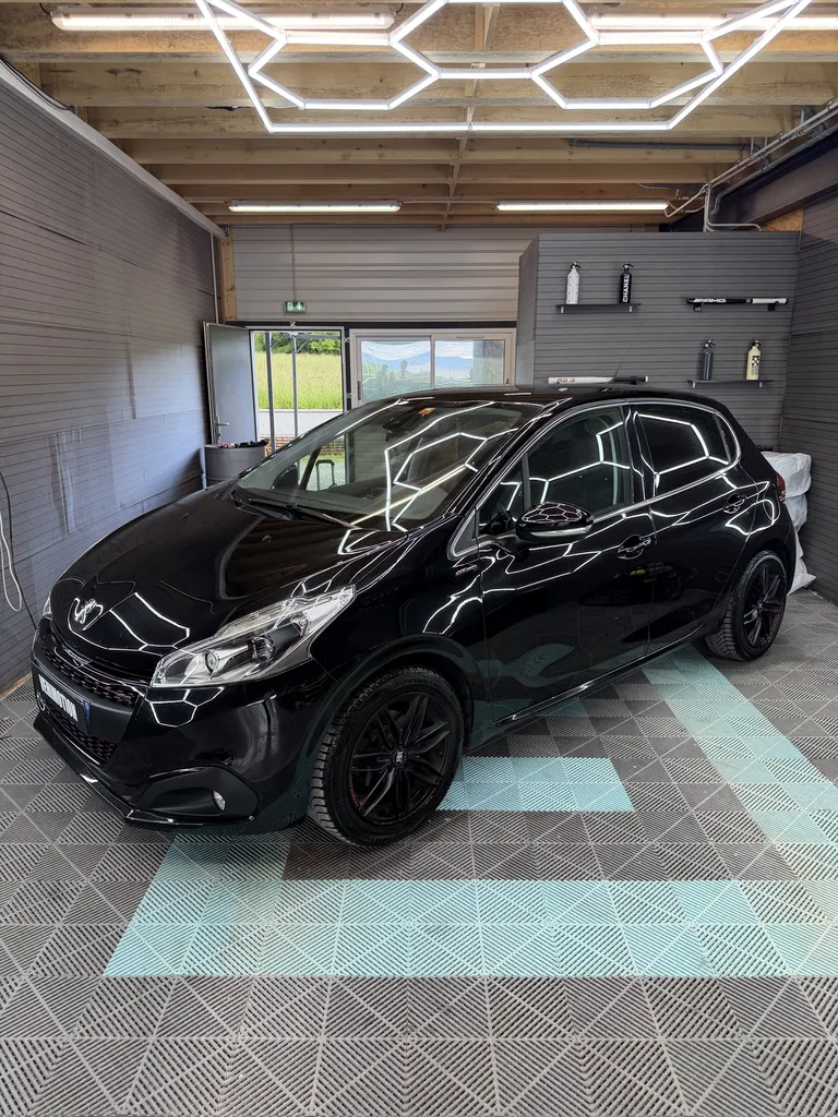 208 GT LINE 1.2 PURETECH 110CHV / ENTRETIEN PEUGEOT / CAMERA DE RECUL