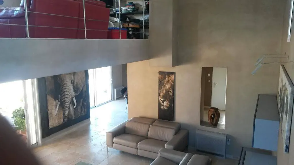 Salon séjour couloir : ENDUIT CHAUX et POUDRE DE MARBRE 000 teinté avec des pigments minéraux TERRE DU MONDE