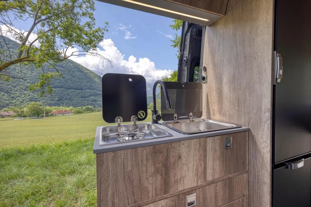 Spécialiste aménagement fourgon MAN TGE 4x4 à Grenoble : transformation van sur-mesure en Isère