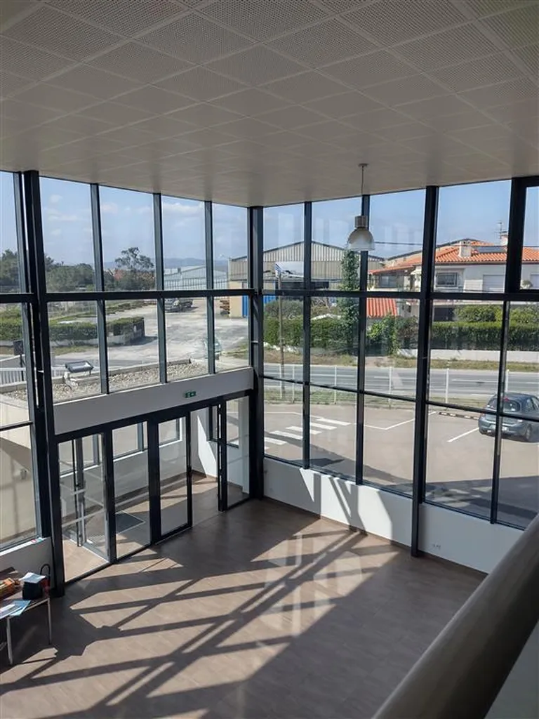 Opportunité exceptionnelle d'investissement : Entrepôt d'activité de 1857 m² avec showroom et bureaux sur un vaste terrain de 7662 m² à Perpignan, Secteur Nord, Pyrénées-Orientales.