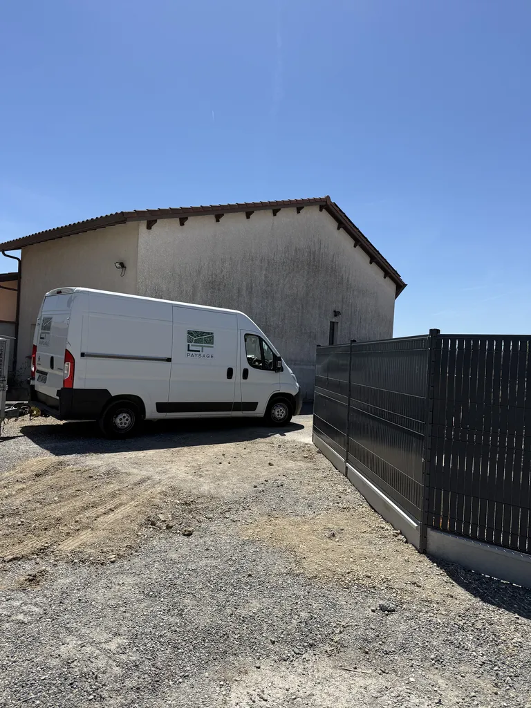 Installation de 49 mètres linéaires de clôture rigide occultante à Cugnaux près de Toulouse pour sécuriser et préserver l’intimité
