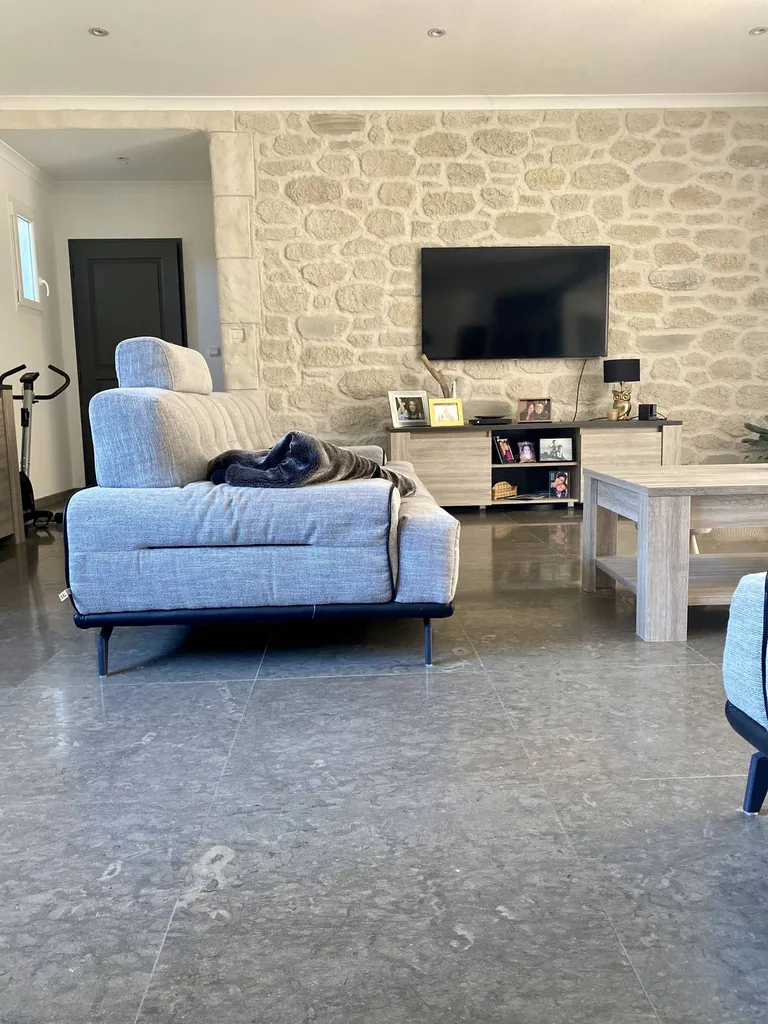 DALLAGES INTERIEURS / SEJOUR EN PIERRE NATURELLE DE CASTELLA GRISE / CENIA AZUL FINITION ADOUCIE
